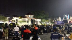 Massa Aksi KBPP Plus Karawang Masih Bertahan di Depan Gerbang Pemda, Kawal Kenaikan Upah 2026