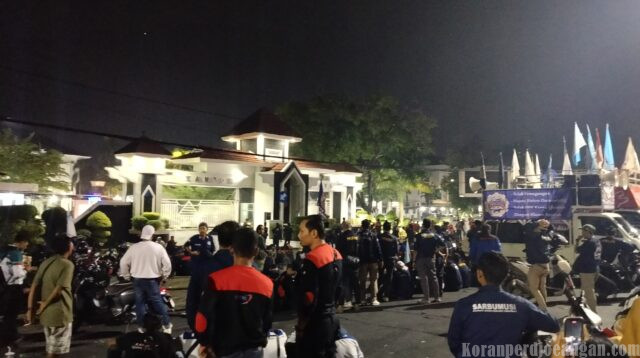 Massa Aksi KBPP Plus Karawang Masih Bertahan di Depan Gerbang Pemda, Kawal Kenaikan Upah 2026