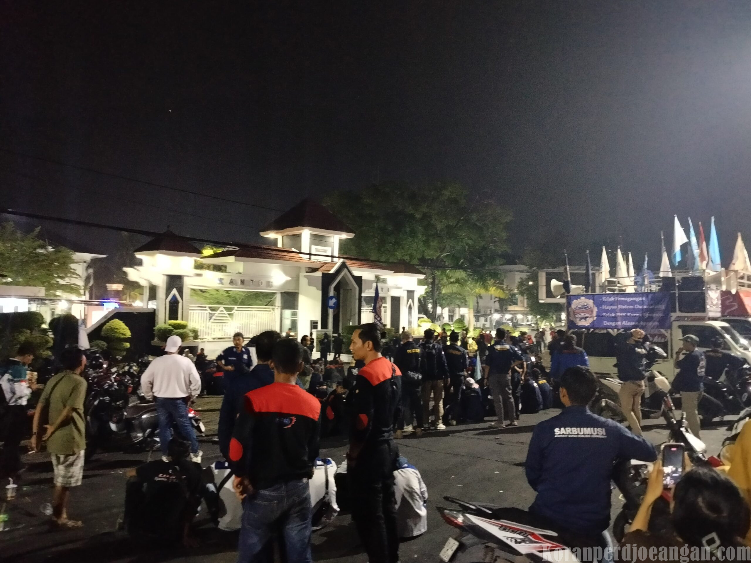 Massa Aksi KBPP Plus Karawang Masih Bertahan di Depan Gerbang Pemda, Kawal Kenaikan Upah 2026