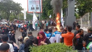 Hingga Malam Hari, Tuntutan Kenaikan Upah 0,9 Persen Buruh Bogor Belum Temui Kepastian