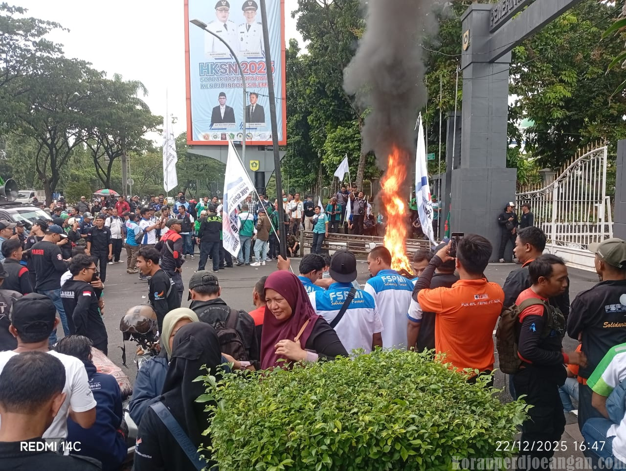 Hingga Malam Hari, Tuntutan Kenaikan Upah 0,9 Persen Buruh Bogor Belum Temui Kepastian