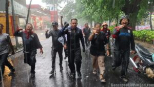 Diguyur Hujan Lebat, Massa Buruh Longmarch Kawal Penetapan Upah Jatim 2026