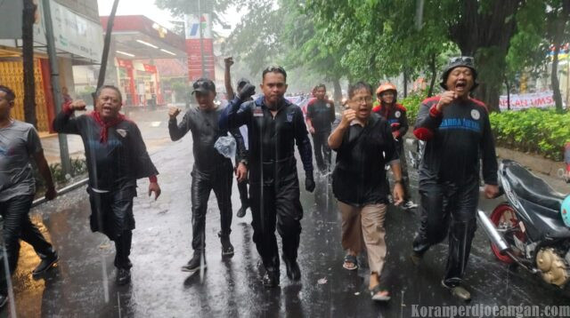 Diguyur Hujan Lebat, Massa Buruh Longmarch Kawal Penetapan Upah Jatim 2026