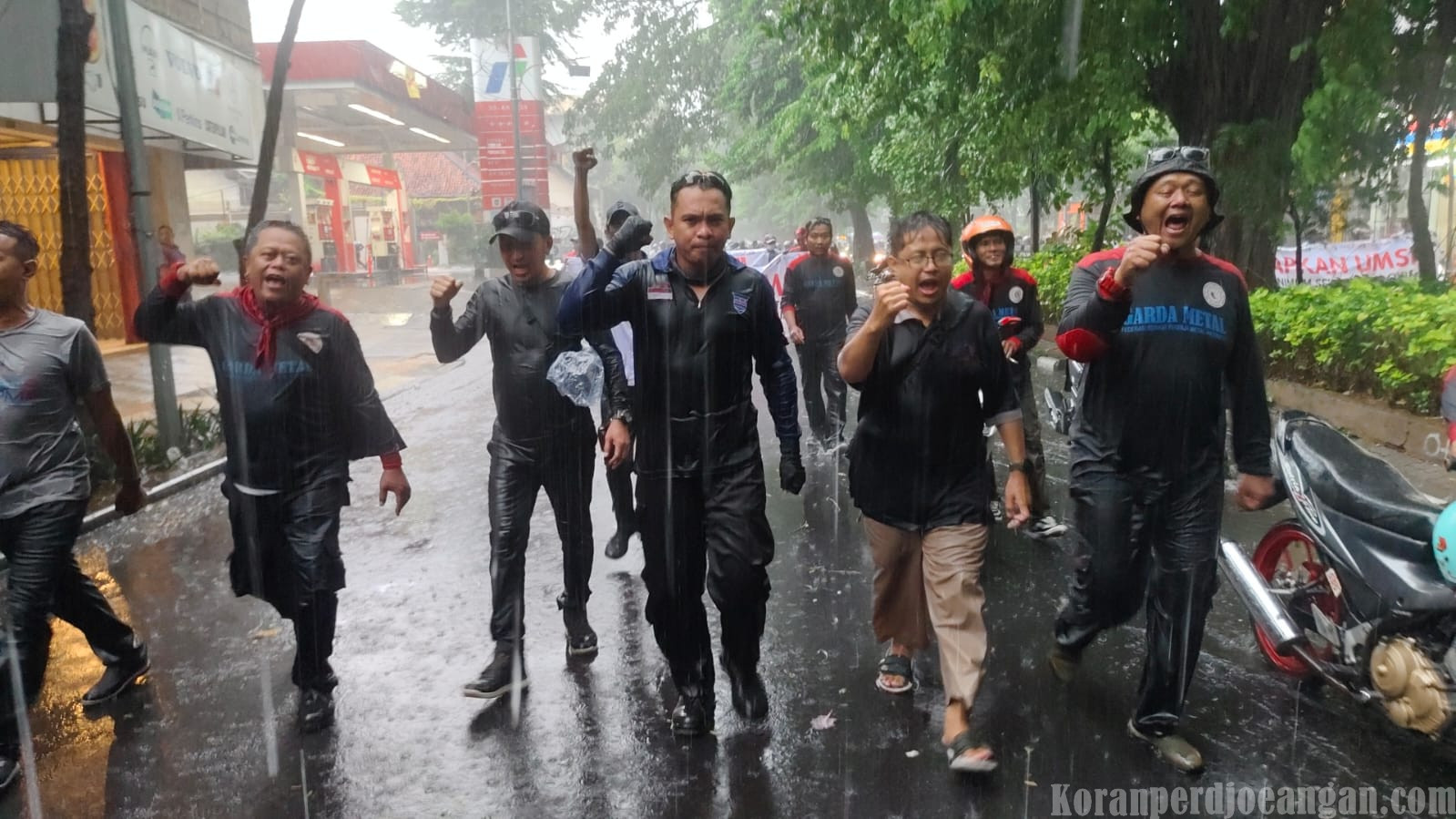Diguyur Hujan Lebat, Massa Buruh Longmarch Kawal Penetapan Upah Jatim 2026