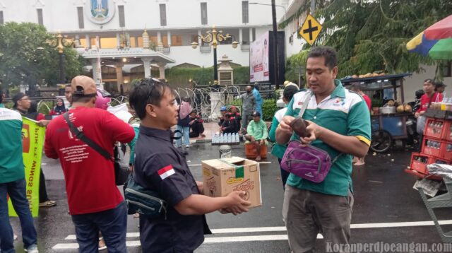 Buruh Jatim Galang Dana Lumajang Sambil Kawal Tuntutan Upah