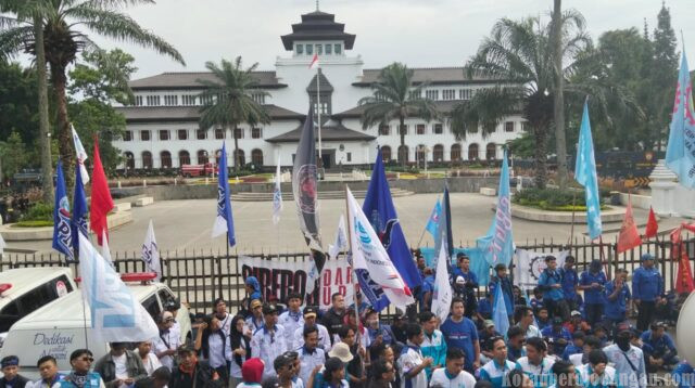 Buruh Jawa Barat Kepung Gedung Sate, Tolak “Permainan Belakang Meja” Kenaikan Upah 2026