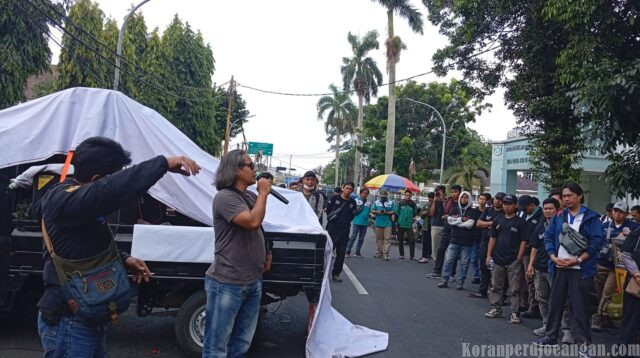 Aksi Buruh Bogor Diselimuti Duka, Seorang Pejuang Upah Gugur di Tengah Perjuangan
