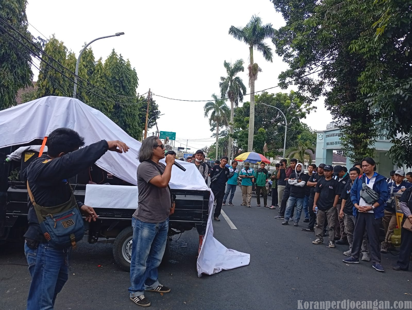 Aksi Buruh Bogor Diselimuti Duka, Seorang Pejuang Upah Gugur di Tengah Perjuangan