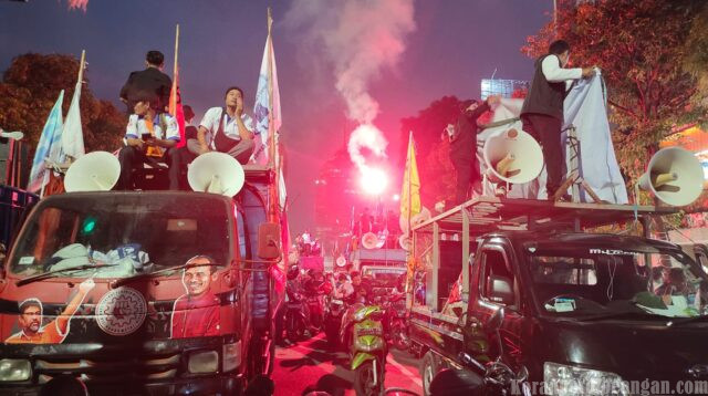 Buruh Jatim Bertahan Hingga Larut Malam di Jl. Basuki Rahmat, Desak UMK 2026 Ditetapkan Menggunakan Alfa 0,9