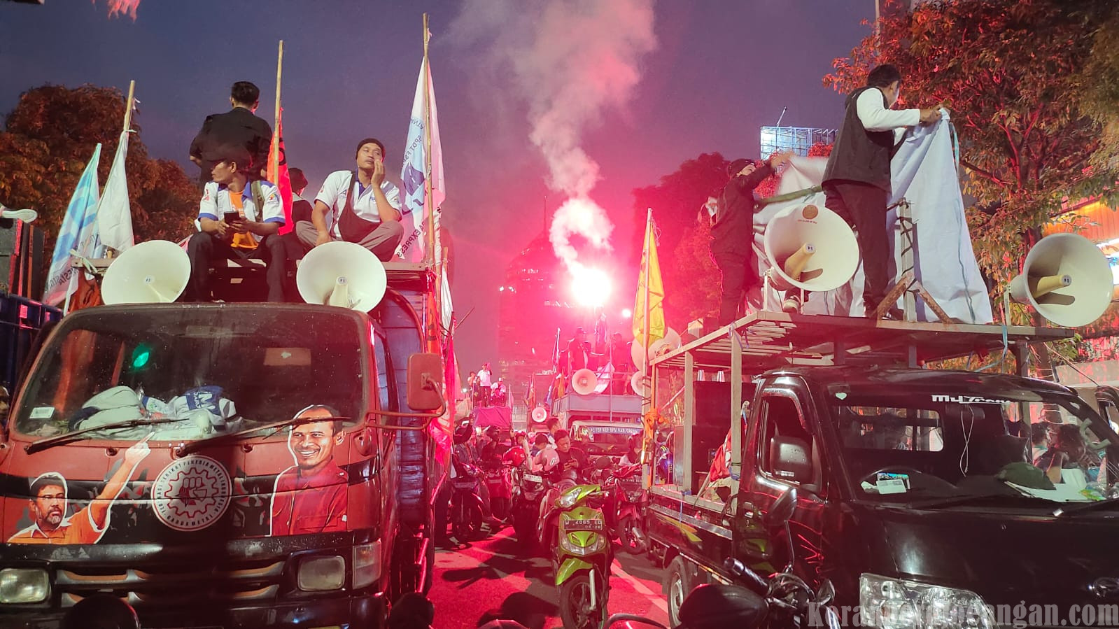 Buruh Jatim Bertahan Hingga Larut Malam di Jl. Basuki Rahmat, Desak UMK 2026 Ditetapkan Menggunakan Alfa 0,9