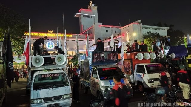 Tak Ditemui Gubernur di Jl. Basuki Rahmat, Buruh Jatim Jemput Khofifah Depan Kantornya Tagih Putusan UMK 2026