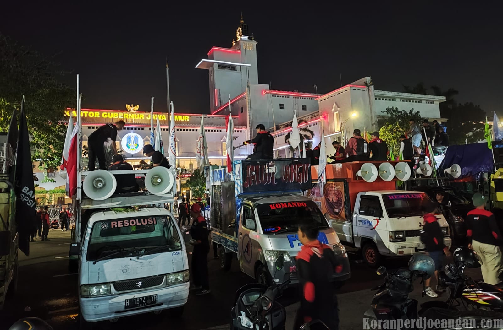 Tak Ditemui Gubernur di Jl. Basuki Rahmat, Buruh Jatim Jemput Khofifah Depan Kantornya Tagih Putusan UMK 2026