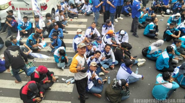Ketua PC SPL FSPMI Karawang Dedi Heryadi Turun Langsung Aksi di Depan Gedung Sate