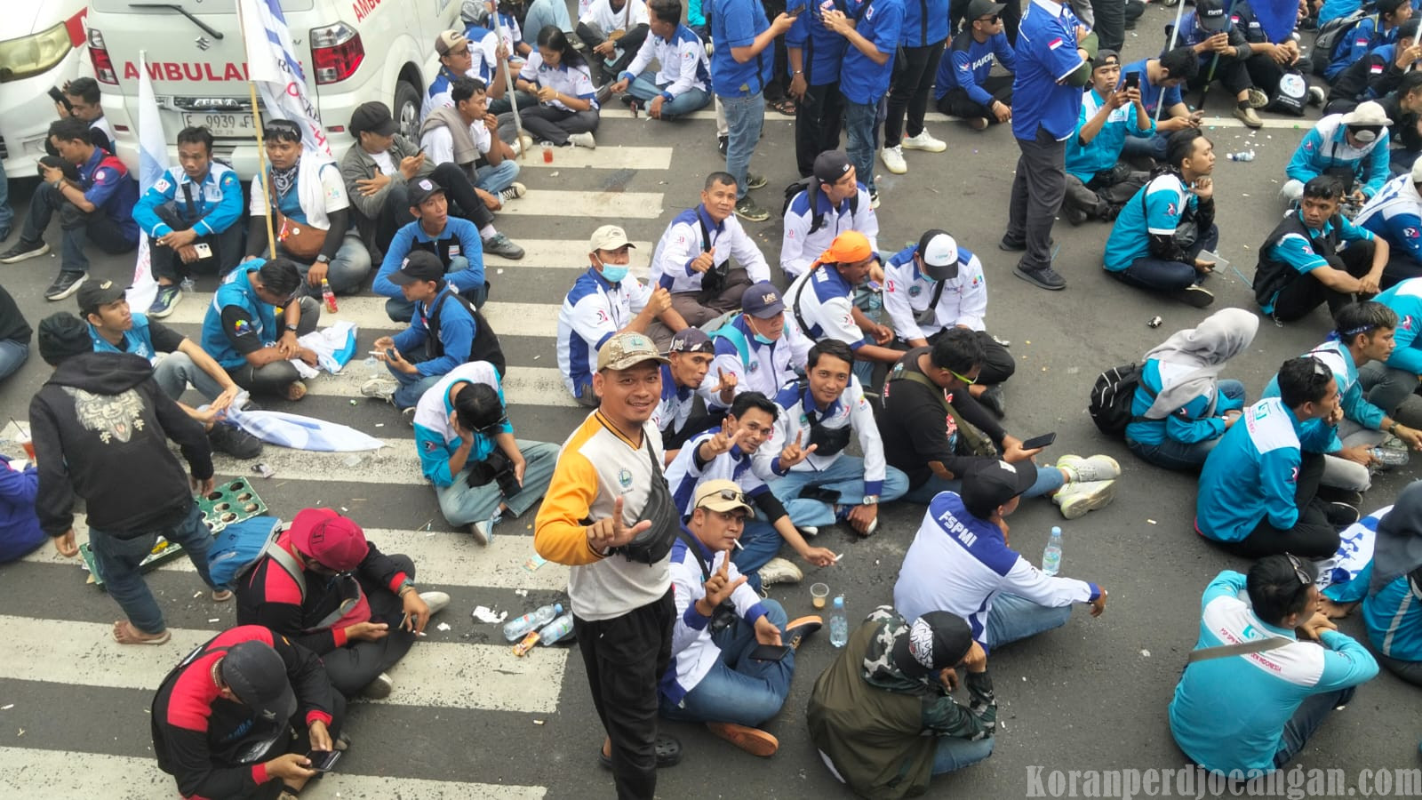 Ketua PC SPL FSPMI Karawang Dedi Heryadi Turun Langsung Aksi di Depan Gedung Sate