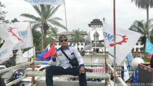 Sugianto, Staf PC SPL FSPMI Karawang, Turut Perkuat Barisan Aksi Buruh Jawa Barat di Gedung Sate