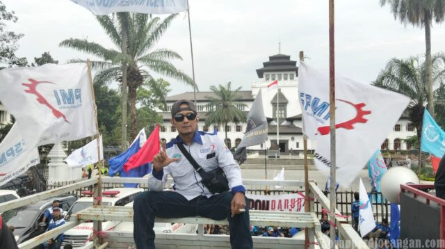Sugianto, Staf PC SPL FSPMI Karawang, Turut Perkuat Barisan Aksi Buruh Jawa Barat di Gedung Sate