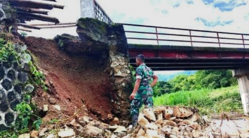 Banjir Terjang Wonogiri : Jembatan Kedung Sreni Ambrol dan Putus Akses ke Objek Wisata Spiritual Kahyangan Dlepih