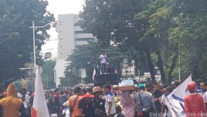 Buruh Jawa Barat Terobos Kemacetan dan Hujan Mengadu kepada Presiden Prabowo Subianto