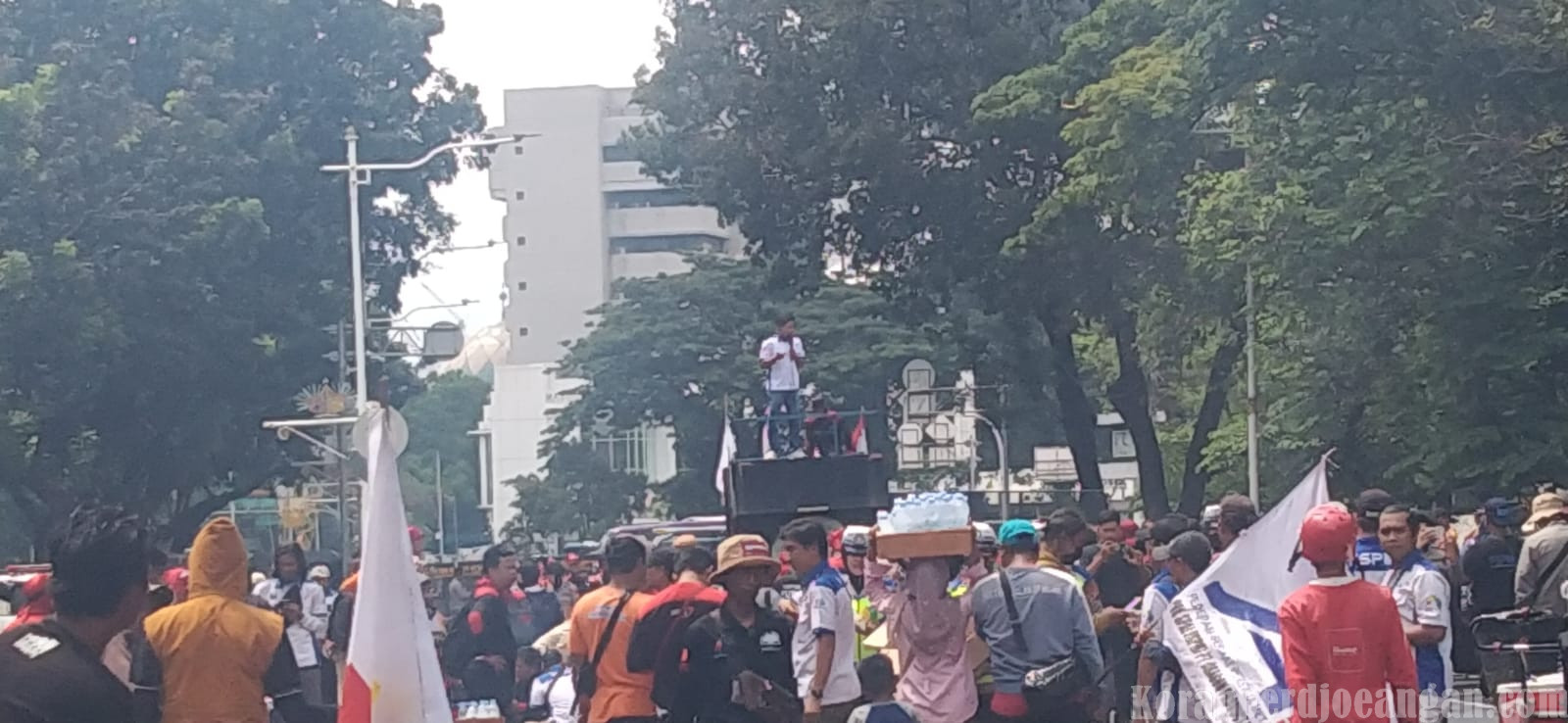 Buruh Jawa Barat Terobos Kemacetan dan Hujan Mengadu kepada Presiden Prabowo Subianto