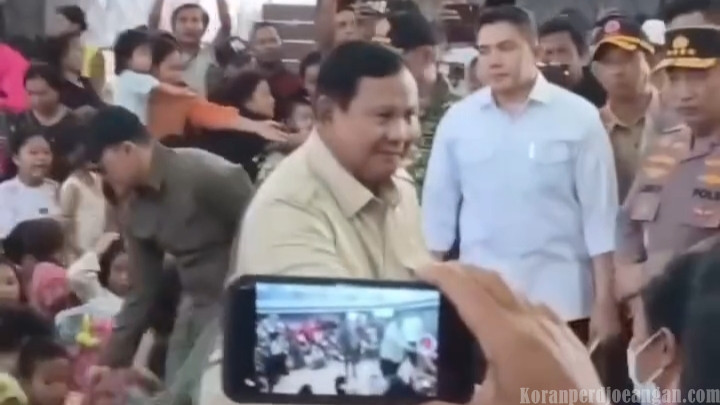 Presiden Prabowo Subianto Tinjau Langsung Posko Pengungsian Banjir di GOR Pandan