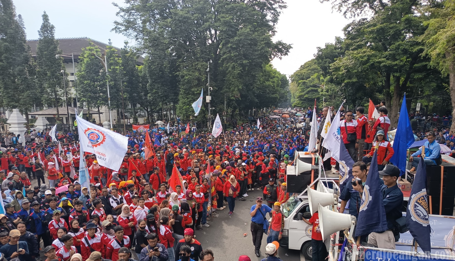 Buruh Jawa Barat Ampar-Amparan di Depan Gedung Sate, Tolak Faktor Pengali Upah 0,5