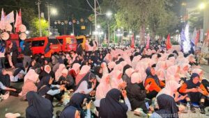 Aksi Buruh di Balai Kota Semarang Berlangsung hingga Malam, Tuntut UMK Layak dan Kepastian UMSK