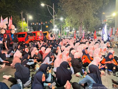 Aksi Buruh di Balai Kota Semarang Berlangsung hingga Malam, Tuntut UMK Layak dan Kepastian UMSK
