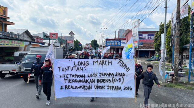 Buruh Jepara Long March Tolak Kenaikan UMK Indeks 0,7, Tuntut UMK 2026 Pakai Alfa 0,9
