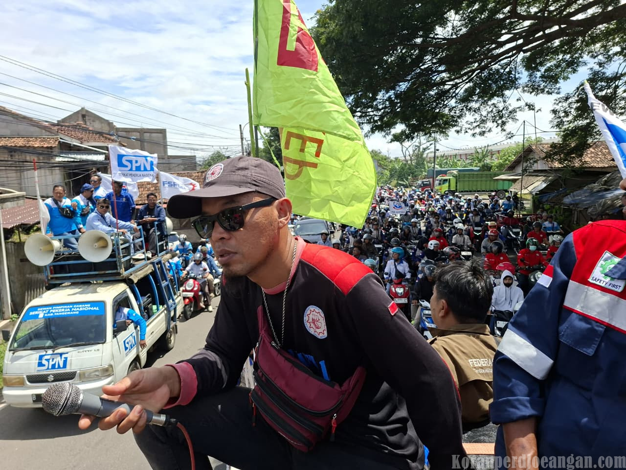 Kawal Rekomendasi UMK 2026, Ribuan Buruh Aliansi AB3 Kepung Kantor Gubernur Banten