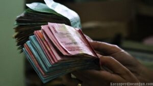 Tangan Kanan Memberi, Tangan Kiri Berpose: Sikap yang Salah Mengartikan Sedekah