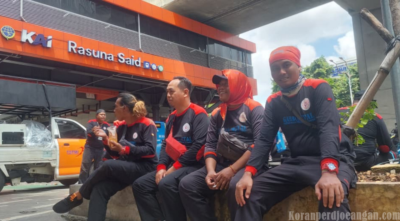 Pangkornas Garda Metal Menginap di Depan Kantor Kemenkum Bersama Buruh Pakerin