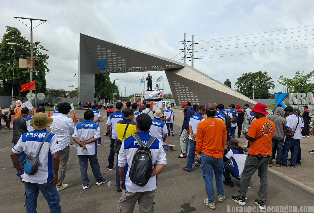 Buruh PT Krakatau Jasa Logistik Aksi Tuntut PKWTT diberlakukan