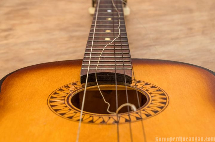 Tali yang Putus di Tengah Lagu