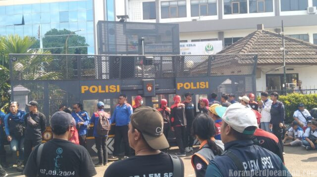 Buruh Demo Tuntut Revisi SK UMSK, Gerbang Disnaker Jabar Berubah Jadi Gerbang Kantor Kepolisian