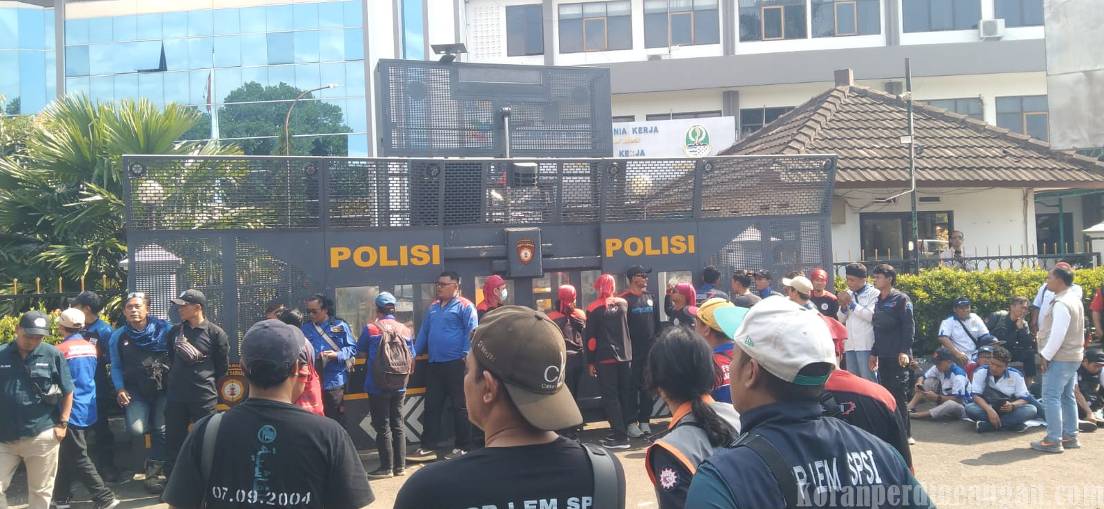 Buruh Demo Tuntut Revisi SK UMSK, Gerbang Disnaker Jabar Berubah Jadi Gerbang Kantor Kepolisian