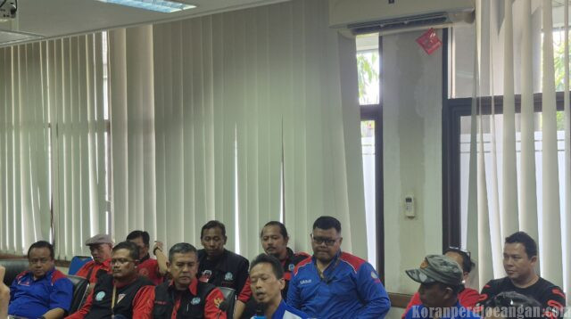 Kadisnakertrans Jabar Tak Hadir, Buruh Kecewa: Tuntut Revisi UMSK Sesuai Rekomendasi Bupati dan Wali Kota