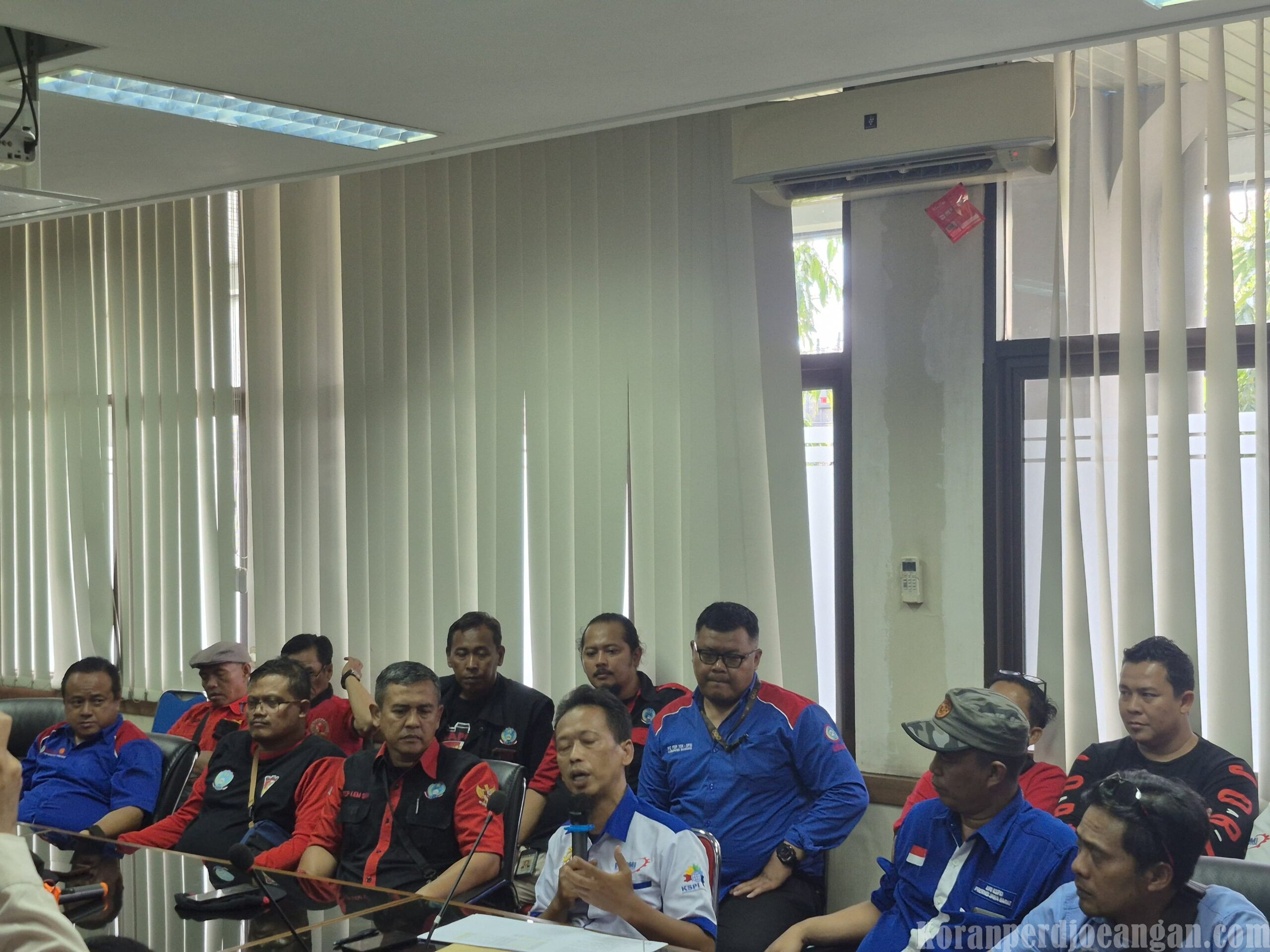 Kadisnakertrans Jabar Tak Hadir, Buruh Kecewa: Tuntut Revisi UMSK Sesuai Rekomendasi Bupati dan Wali Kota