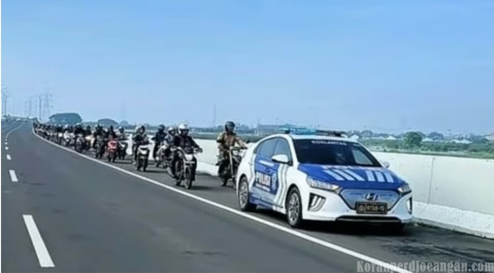 Polisi Ambil Diskresi, Ratusan Pemotor Diizinkan Melintasi Jalan Tol Akibat Banjir