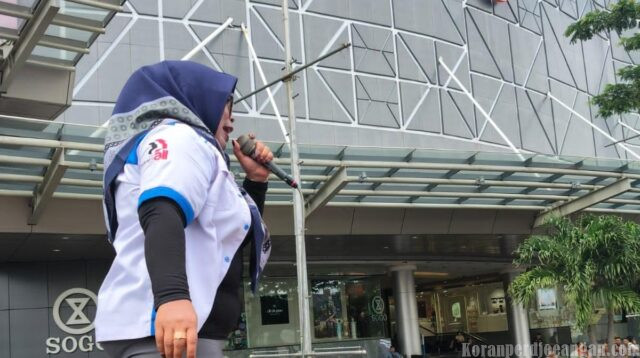 Hari Kedua Aksi, 2.000 Buruh PT PAKERIN Masih Bertahan di Pakuwon Tower Desak LPS Cairkan Dana