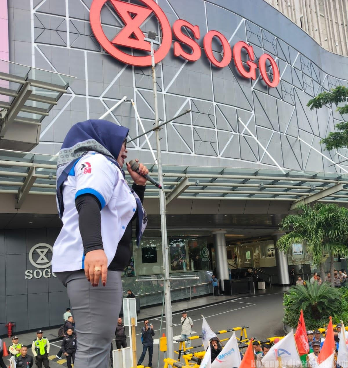 Hari Kedua Aksi, 2.000 Buruh PT PAKERIN Masih Bertahan di Pakuwon Tower Desak LPS Cairkan Dana