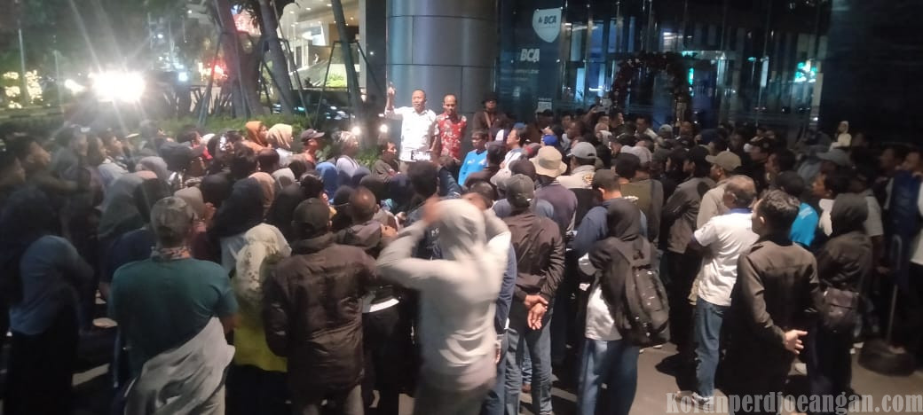 Memasuki Hari ke-3, Aksi Buruh PT PAKERIN di Pakuwon Tower Terus Berlanjut