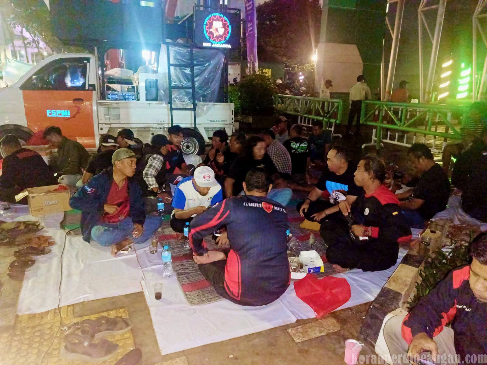 Buruh Pakerin Bertahan dan Menginap di Kemenkuham