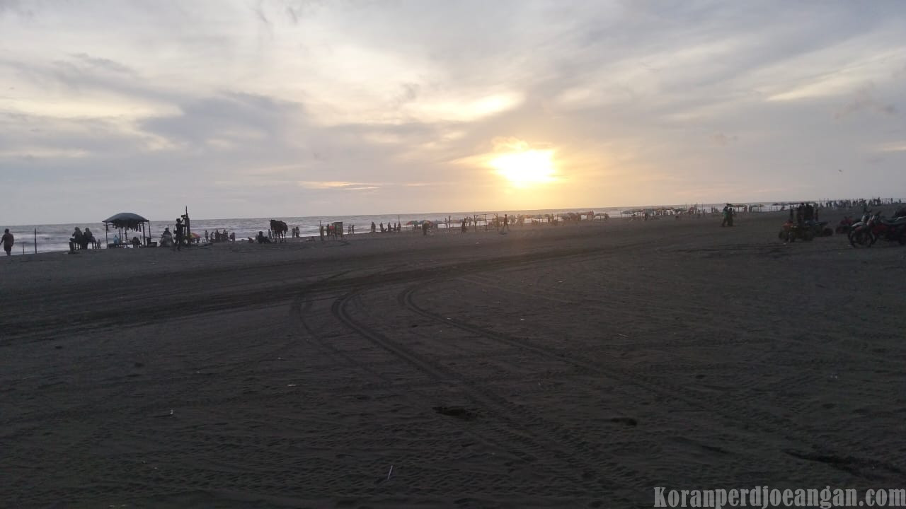 Senja Memikat di Parangtritis: Pesona Sunset, Angin Sejuk, dan Riang Wisata Jeep