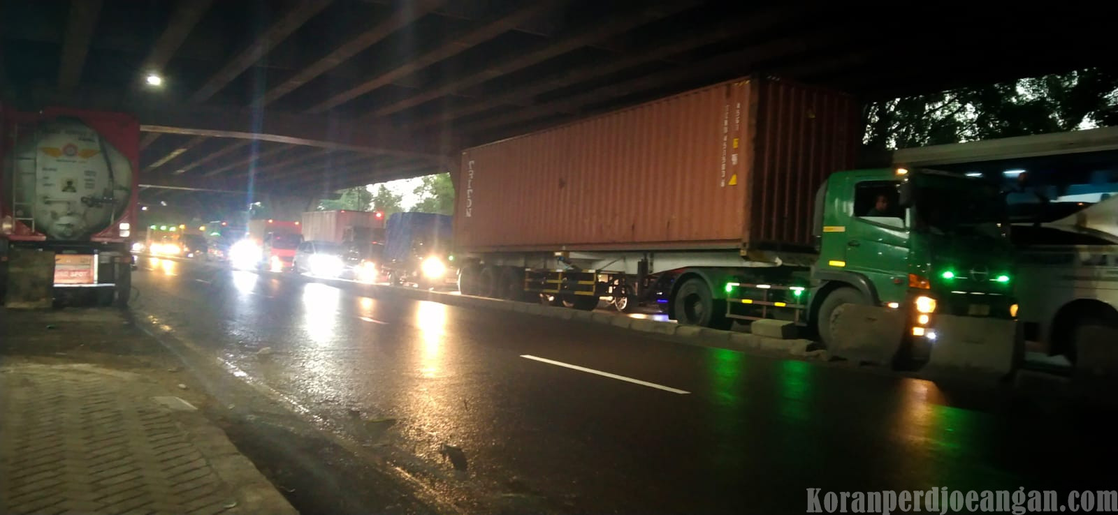 Banjir di Cibitung Cikarang dan Hujan Lebat Sebabkan Kemacetan Panjang