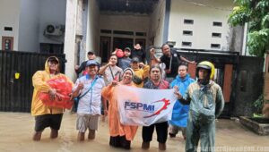 Tim Tagana FSPMI Bekasi Bantu Korban Bencana Banjir di Perumahan Villa Mutiara Cibitung
