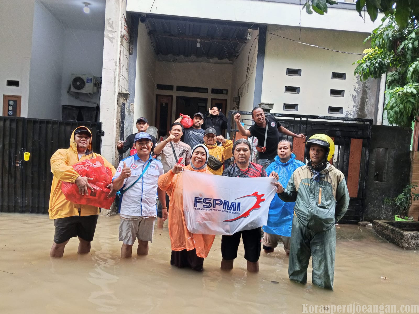 Tim Tagana FSPMI Bekasi Bantu Korban Bencana Banjir di Perumahan Villa Mutiara Cibitung