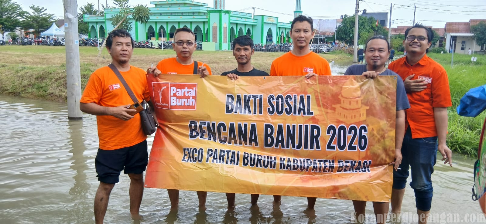 Bekasi Dikepung Banjir, Exco Partai Buruh Kabupaten Bekasi Turun Langsung Berikan Bantuan