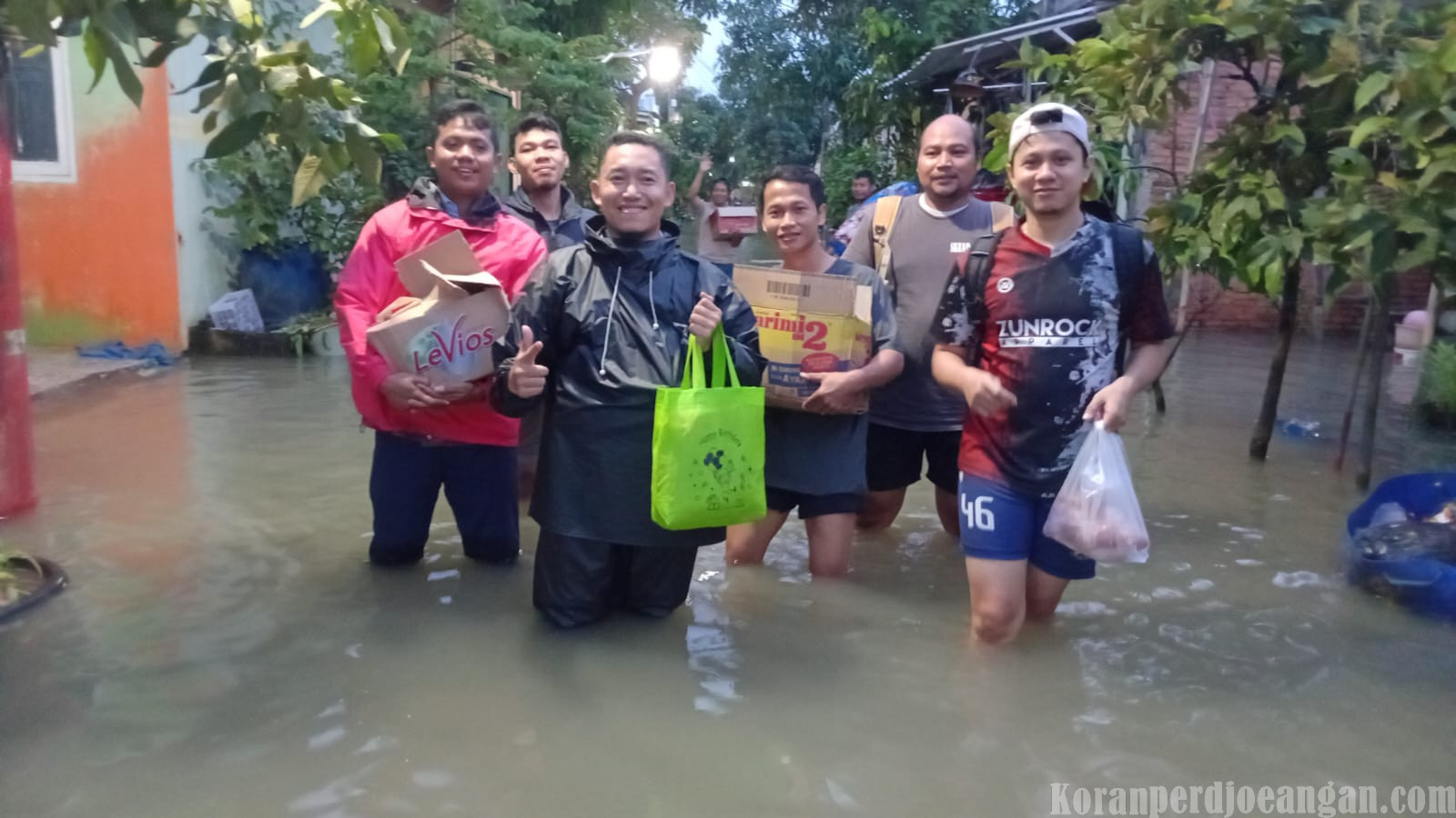 Pengurus FSPMI PT Asianet Spring Indonesia Turun Beri Bantuan untuk Anggota yang Terdampak Banjir