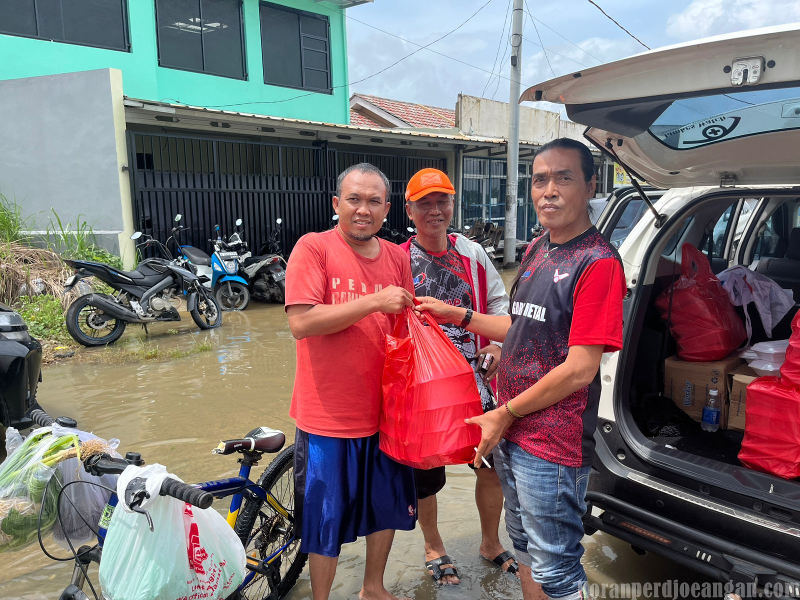 Tim Tagana KC FSPMI Bekasi & Garda Metal Salurkan Bantuan ke Korban Banjir Puri Nirwana Residence