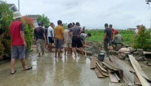 Antisipasi Banjir, Warga Griya Hasanah Kertamukti Gotong Royong Bersihkan Lingkungan